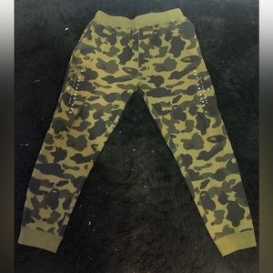 A BATHING APE GREEN 1ST CAMO SWEATS W/ EMBROIDERED LETTERS IN WHITE SZ. M